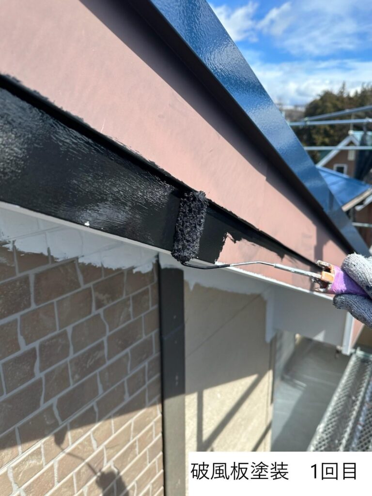 破風塗装です。外壁屋根同様にしっかりと下地処理（ケレン作業）をおこなってから塗装しています。